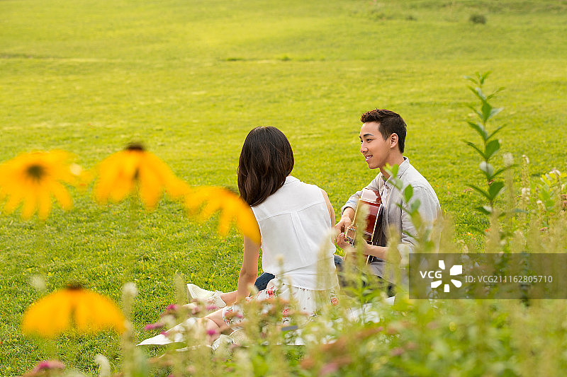 在户外的甜蜜情侣图片素材
