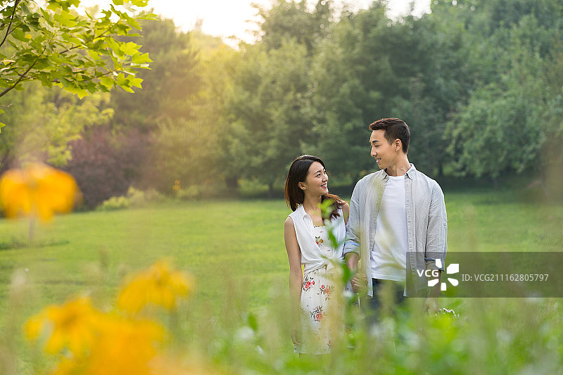 年轻情侣在户外散步图片素材