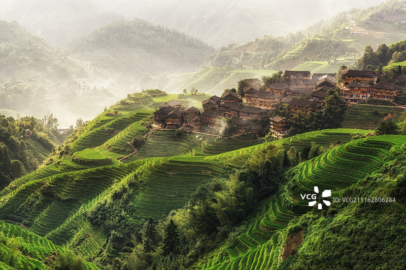 山脉中的村庄图片素材