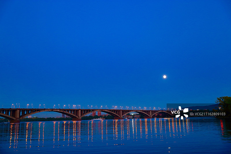 桥在晚上图片素材