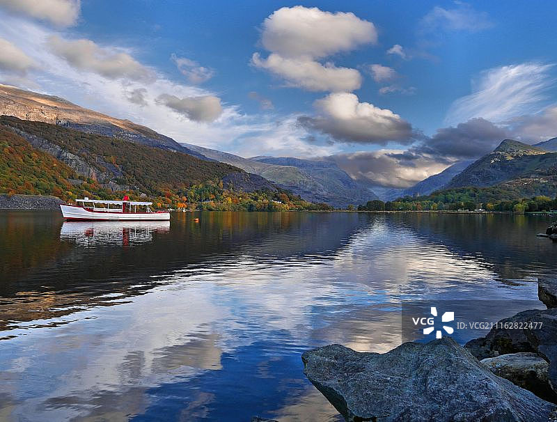 宁静的湖上小船风光图片素材