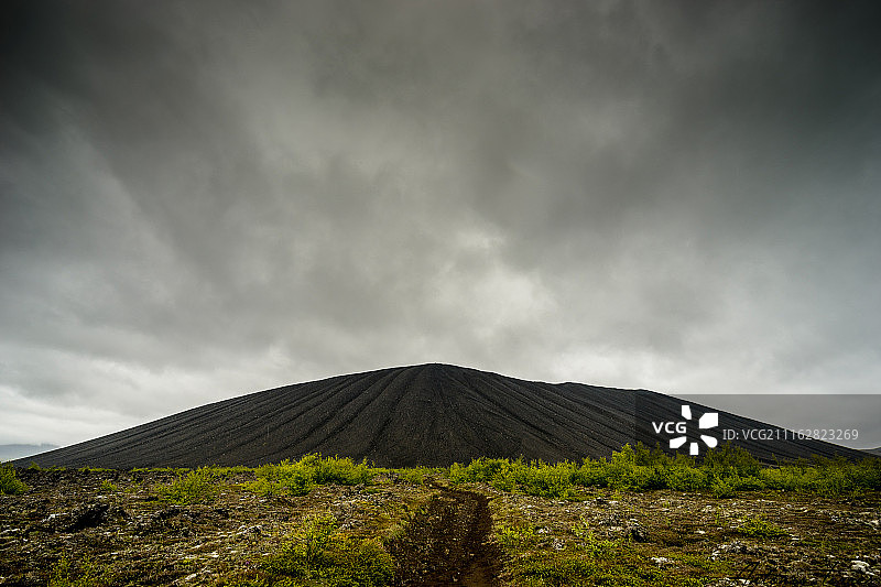 火山背景下的荒芜景观图片素材