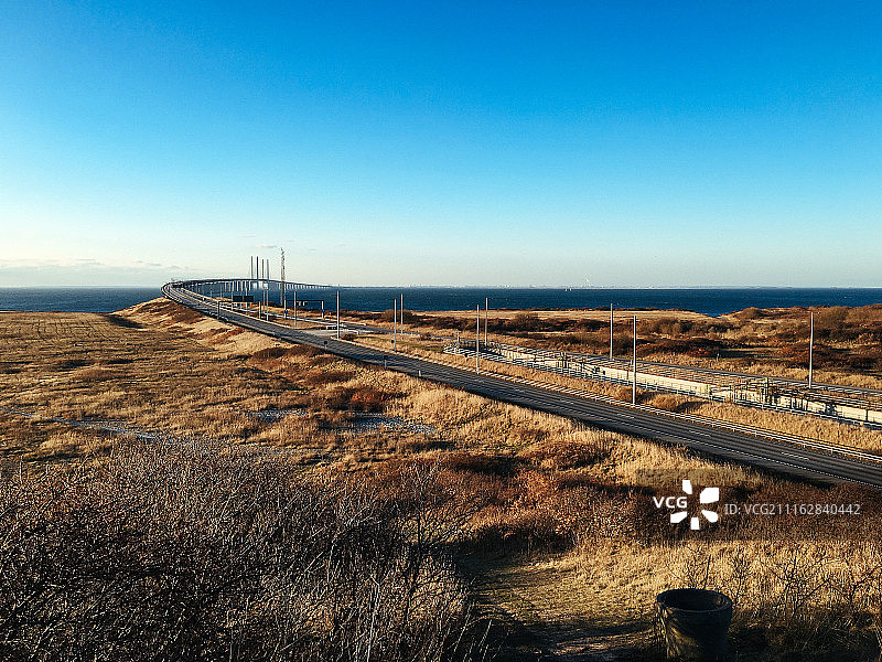 厄勒海峡大桥上空的晴朗天空图片素材