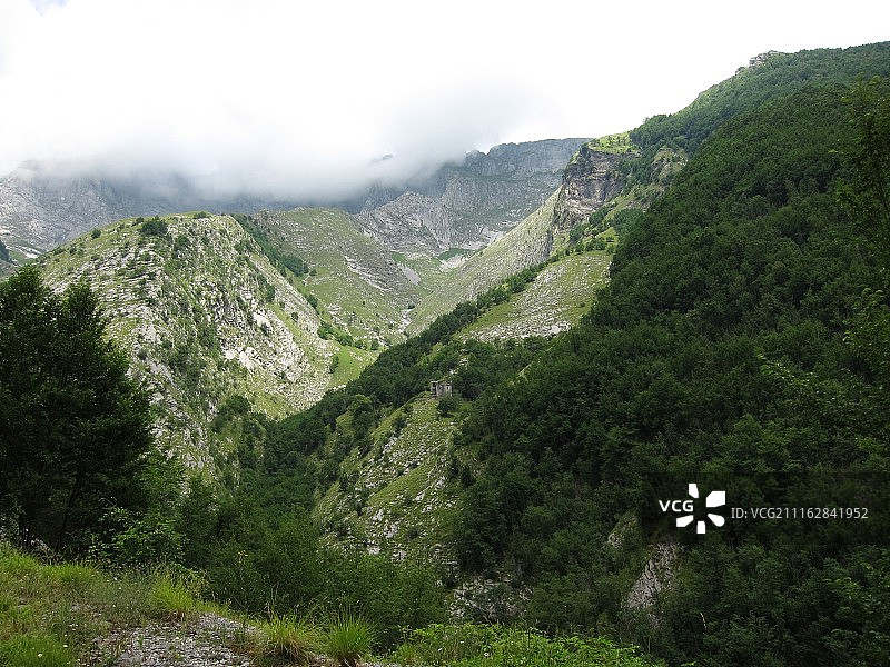 云雾缭绕的山景图片素材