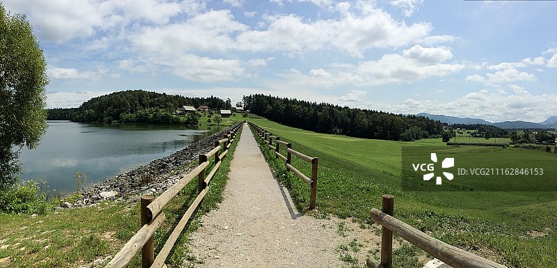 湖边漫步图片素材