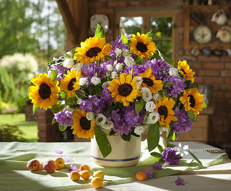 户外桌子上花瓶里的鲜花图片素材