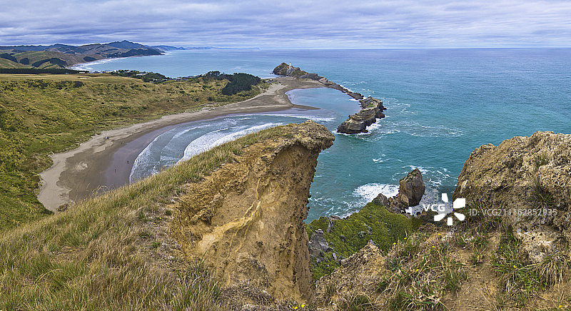 悬崖俯瞰大海与海岸线图片素材