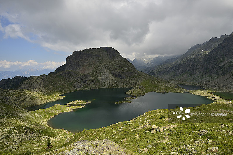 阴天下的山脉和湖泊图片素材