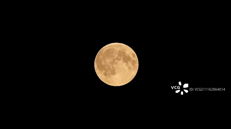 夜空中的黄色月亮图片素材