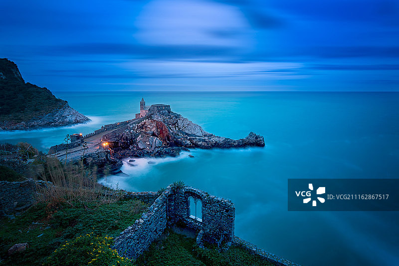 水中的古遗址，背景是海和天空图片素材