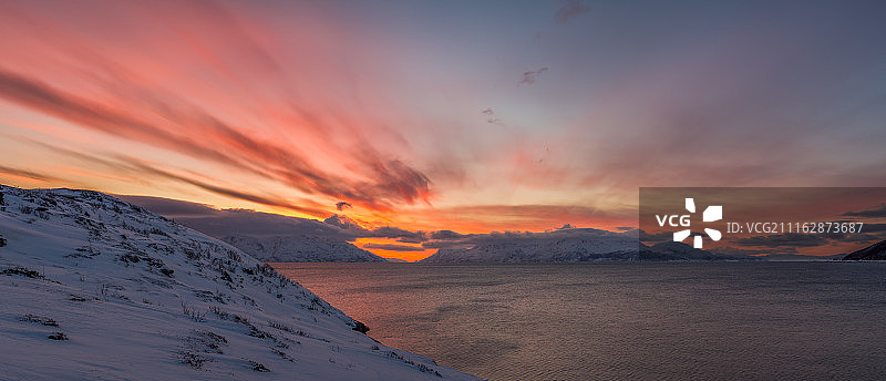 峡湾日落时分的壮丽云景图片素材