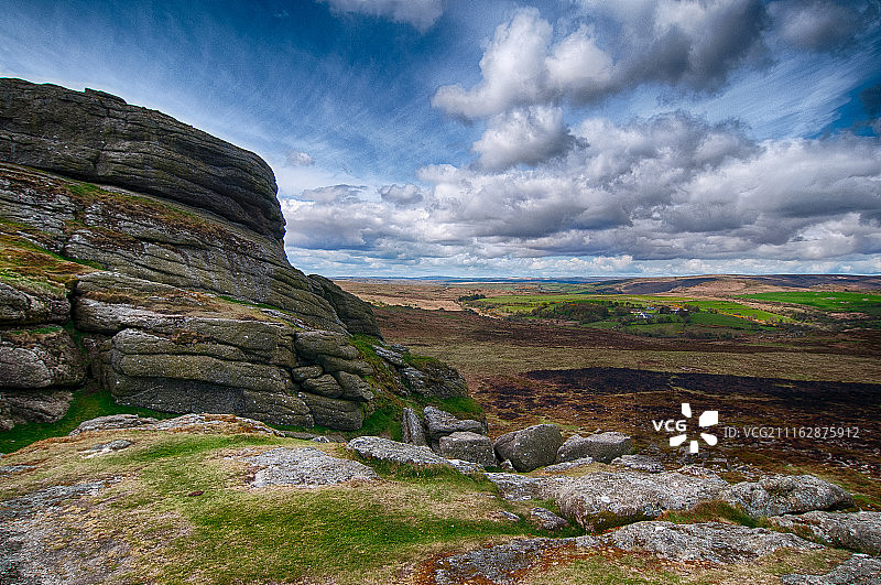 有岩石和农田的山丘图片素材