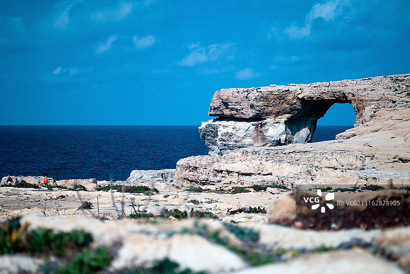 海岸边的天然拱门景观图片素材