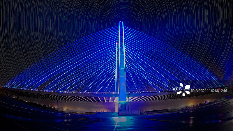 星空下的发光桥梁图片素材