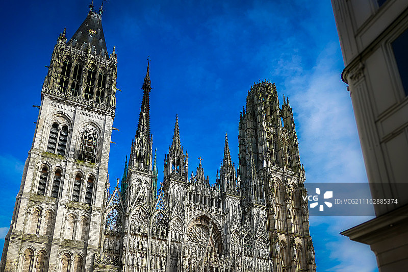 蓝天背景下的教堂图片素材