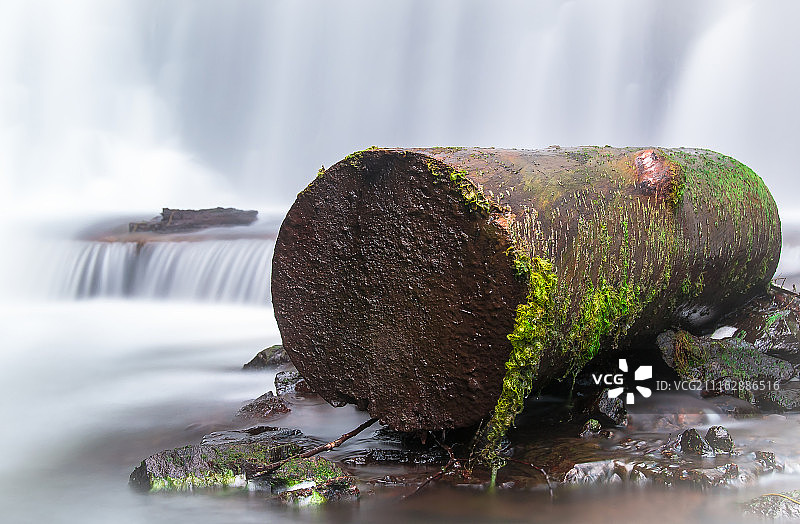 瀑布附近的老木头图片素材