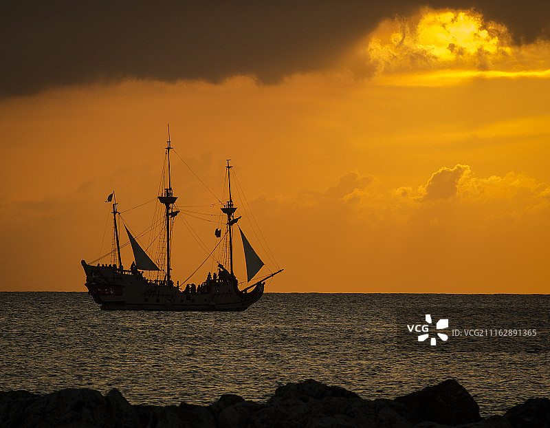 阴沉天空下的海盗船图片素材