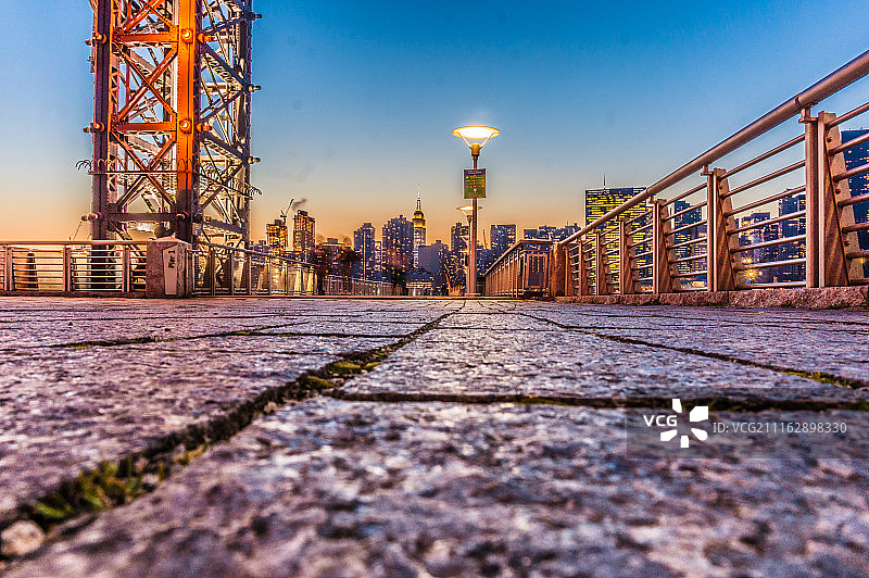 城市天际线黄昏时的空码头图片素材