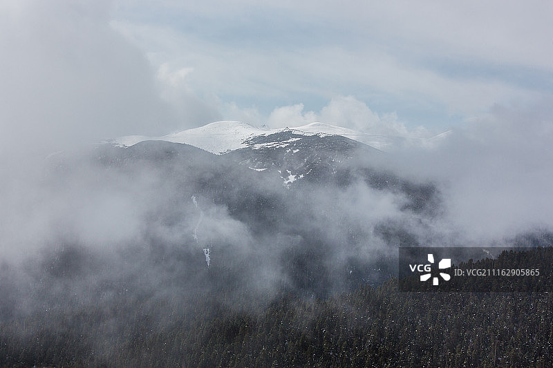 中国西藏林芝波密雪山白云自然风光图片素材