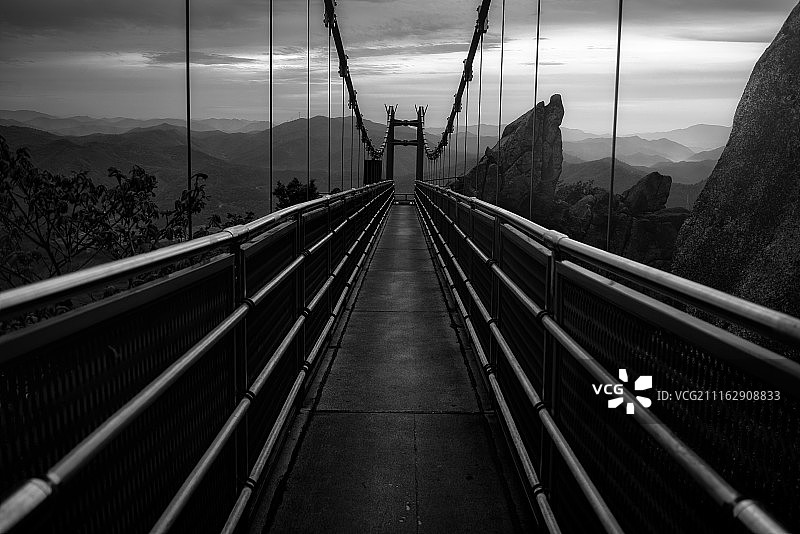 山脉景观上的悬索桥图片素材
