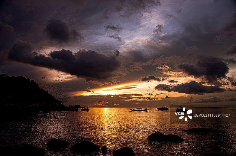 日落时分海上的船只图片素材
