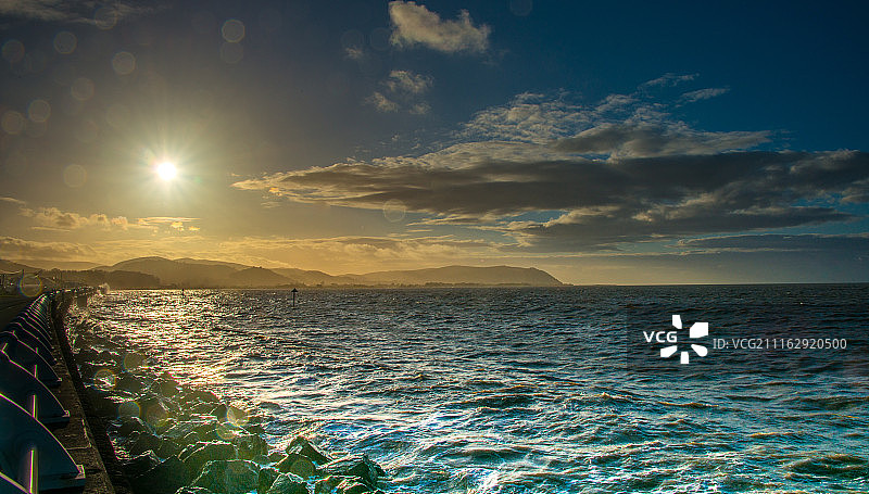 日落时分阴沉天空下的海景图片素材