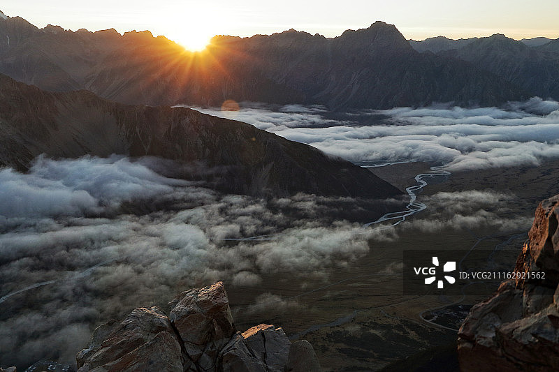 日出时分的雾中山谷图片素材