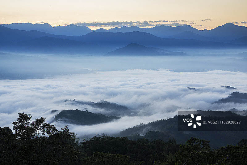 云雾缭绕的山脉风光图片素材