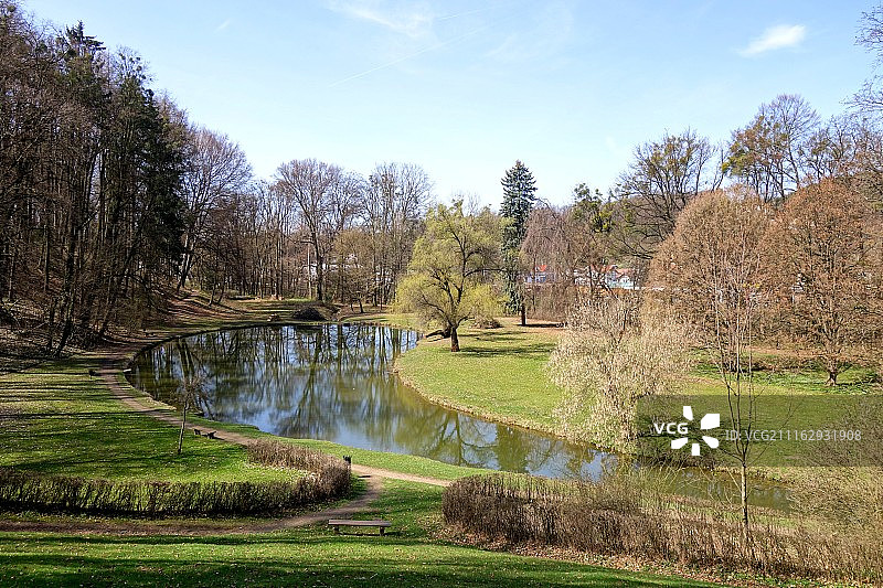 捷克共和国摩拉维亚维佐维采城堡公园的河流图片素材
