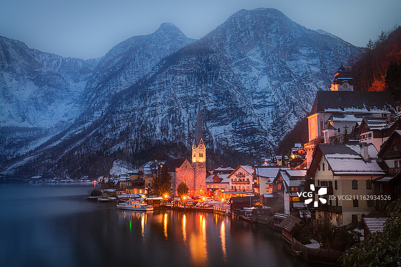 奥地利萨尔茨堡哈尔施塔特，黄昏时雾中的城市景观图片素材