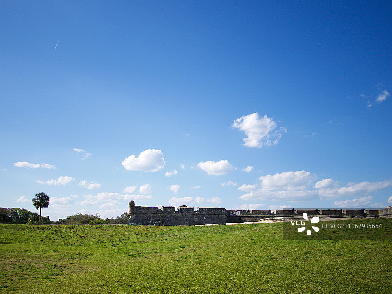 蓝天白云下的废弃堡垒图片素材