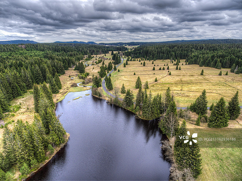 高地上的河边水池图片素材