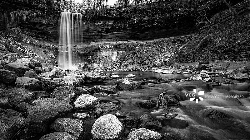 美国明尼苏达州米尼哈哈瀑布的流水与岩石图片素材
