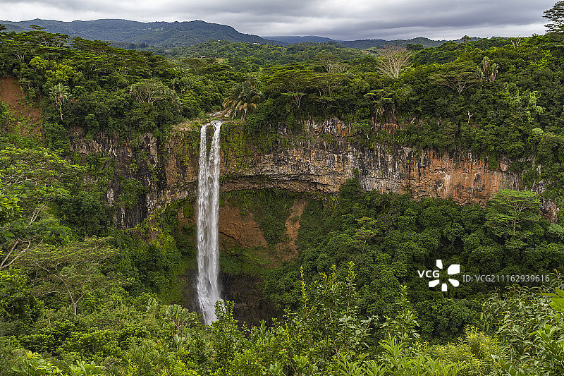 山间瀑布风光图片素材