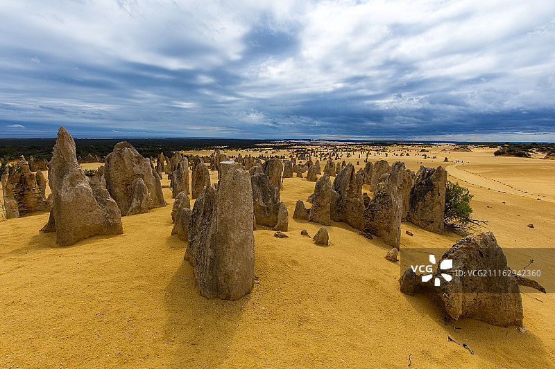 有侵蚀岩石的沙漠图片素材