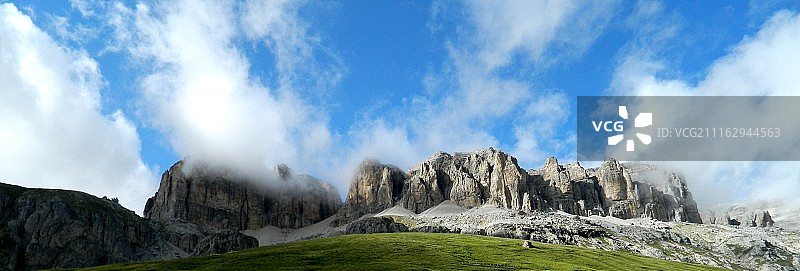 蓝色天空下的雄伟岩层图片素材