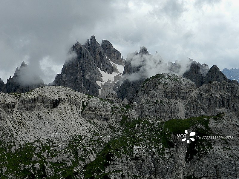 岩层山峰与多云天空图片素材