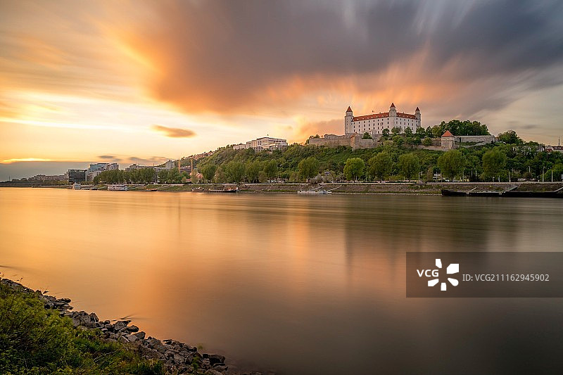 斯洛伐克布拉迪斯拉发日落城堡图片素材