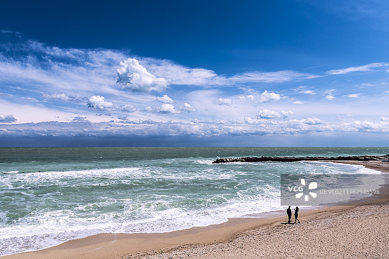 意大利蓝色天空下的海洋图片素材
