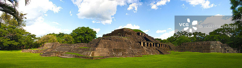 多云天空下的古遗址景观图片素材