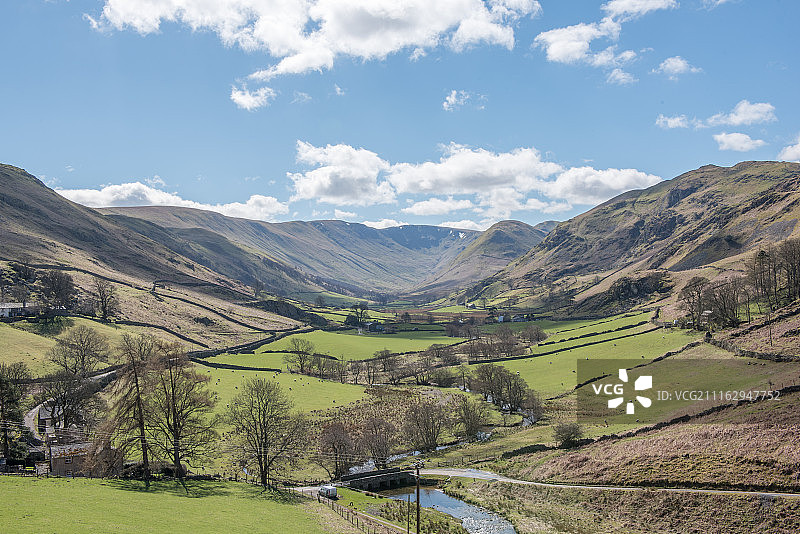 风景如画，多云的天空下有山和山谷图片素材