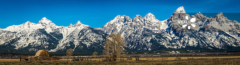 晴空山脉全景图片素材