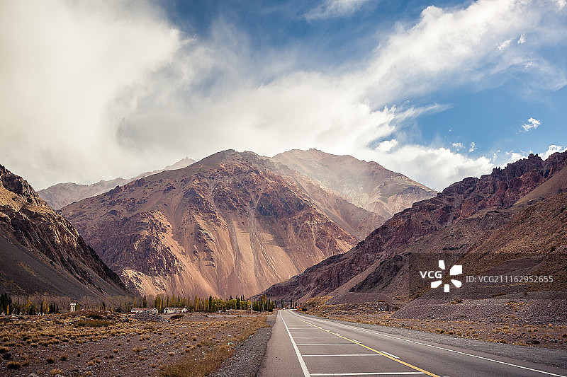 阳光下的安第斯山脉和空旷的道路，阿根廷图片素材