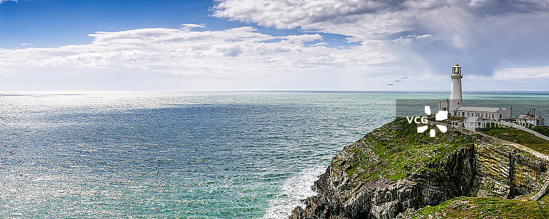 岩石山丘上的灯塔图片素材