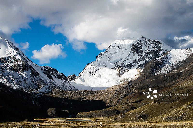 白雪皑皑的壮丽群山图片素材