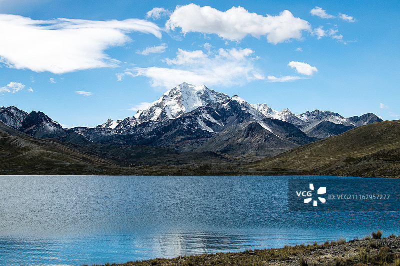 雄伟山脉矗立在湖畔图片素材