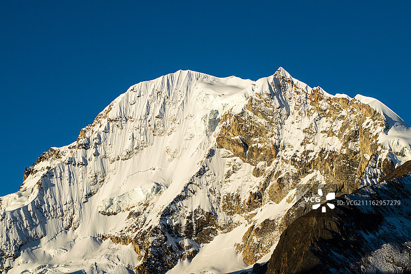 白雪覆盖的雄伟山峰图片素材