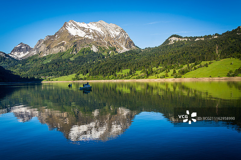 湖面倒映山景图片素材
