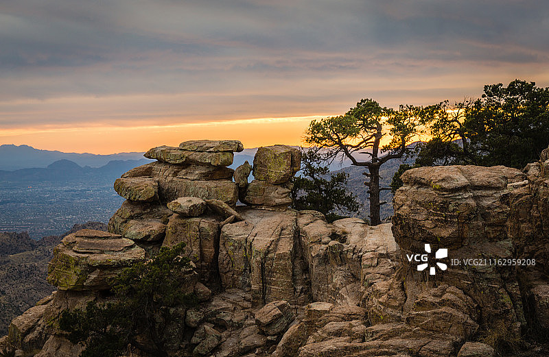 日落时分的岩层景观图片素材