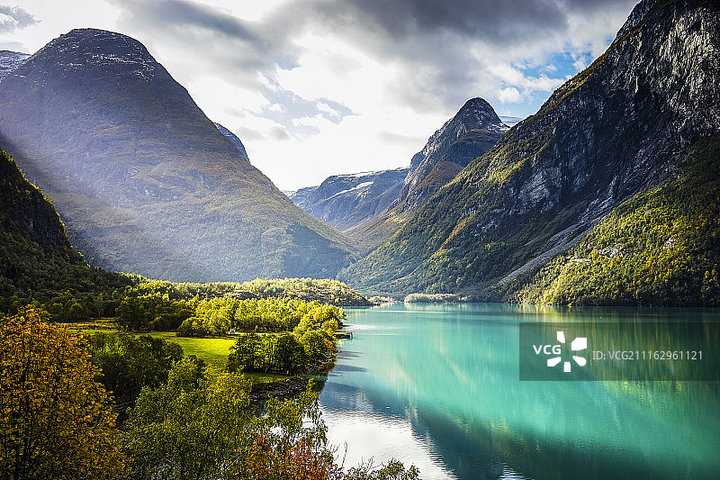 峡湾上空的云彩和阳光图片素材
